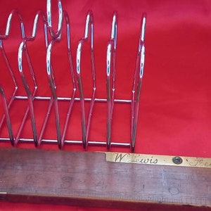 Vintage toast rack for 6 pieces. Vintage chrome toast rack in the shape of a slice of bread vintage toast rack. Perfect working condition.