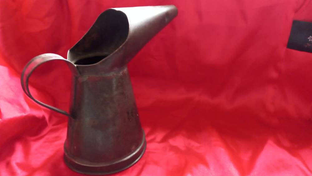 Antique V quartz boil jug antique V oil can 4 car are or