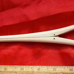 Viktorianische oder edwardianische Handschuhe Stretcher weiß in schönem Zustand sehr tastbar. Super Paar weiße Handschuhe Stretcher super Zustand