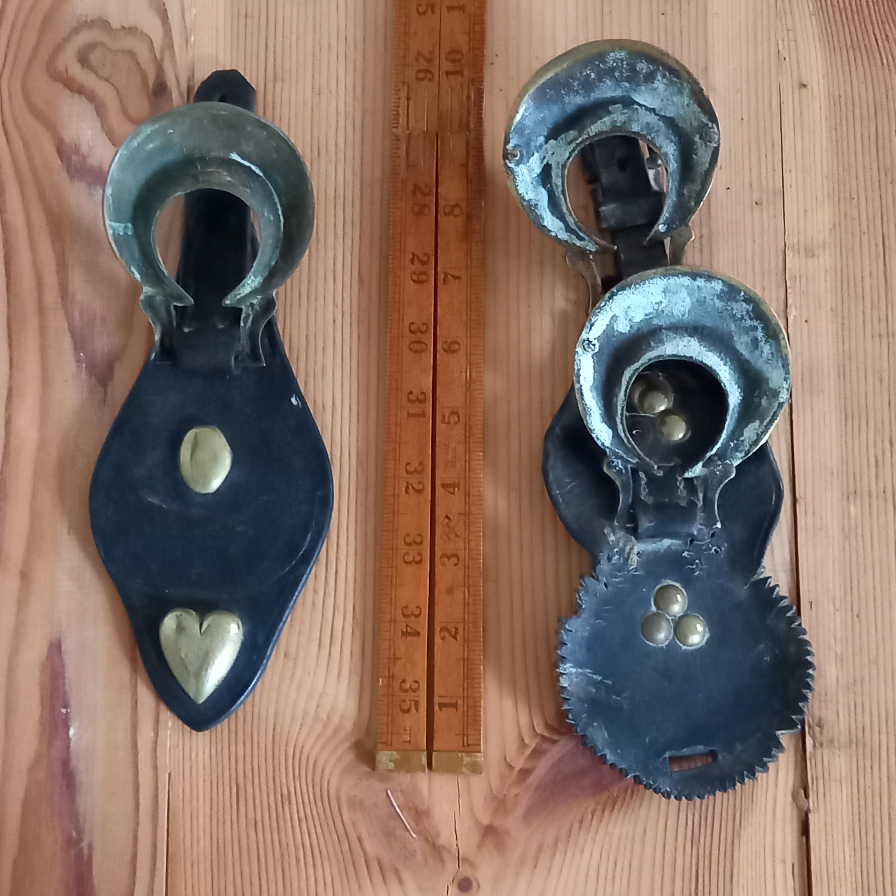 Sangle En Cuir Vintage Avec Boucles Laiton Et 3 Plaques De Harnais Originales - 34"