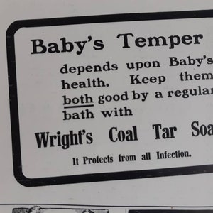 Könnte beinhalten: Schwarz-weiß Vintage-Werbung für Wright's Coal Tar Soap. Die Anzeige lautet "Baby's Temper depends upon Baby's health. Keep them both good by a regular bath with Wright's Coal Tar Soap. It Protects from all Infection."