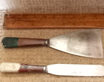 Vintage pair of paint scrapers in good used condition ready for work or join a collection, scrap paint off window pains.