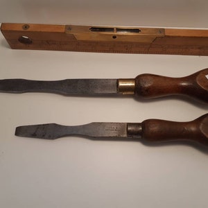 以下が含まれることがあります： 木製のハンドルと金属製の刃を持つ、ヴィンテージのドライバー2本。ハンドルには「150」とラベルが貼られています。