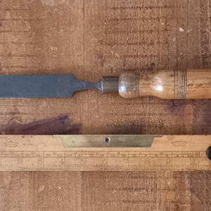 良好な中古状態のヴィンテージ品質のノミ。真鍮製のファーレル。ケニオン・シェフィールド製。良好な断面の高品質 1"1/8 インチブレード。
