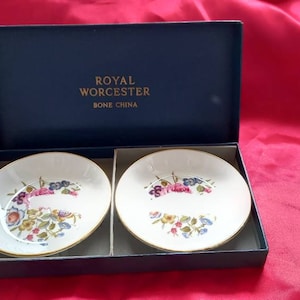 Posavasos o bandejas para alfileres Vintage Royal Worcester. Plato para alfileres Vintage Royal Worcester de porcelana fina. Un regalo para un ser querido porque te importa.