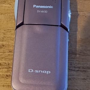 希少で非常に収集価値のあるパナソニック D-Snap ピンクの美しい色 SV-AV50、SD ビデオカメラ、カードとバッテリー付き、ガールパワー、良好な中古状態