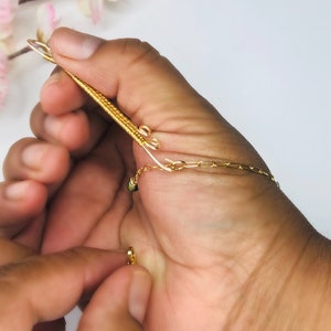 Tool to easily attach bracelets - bracelet fastener- assistant bracelet holder - fastening bracelet