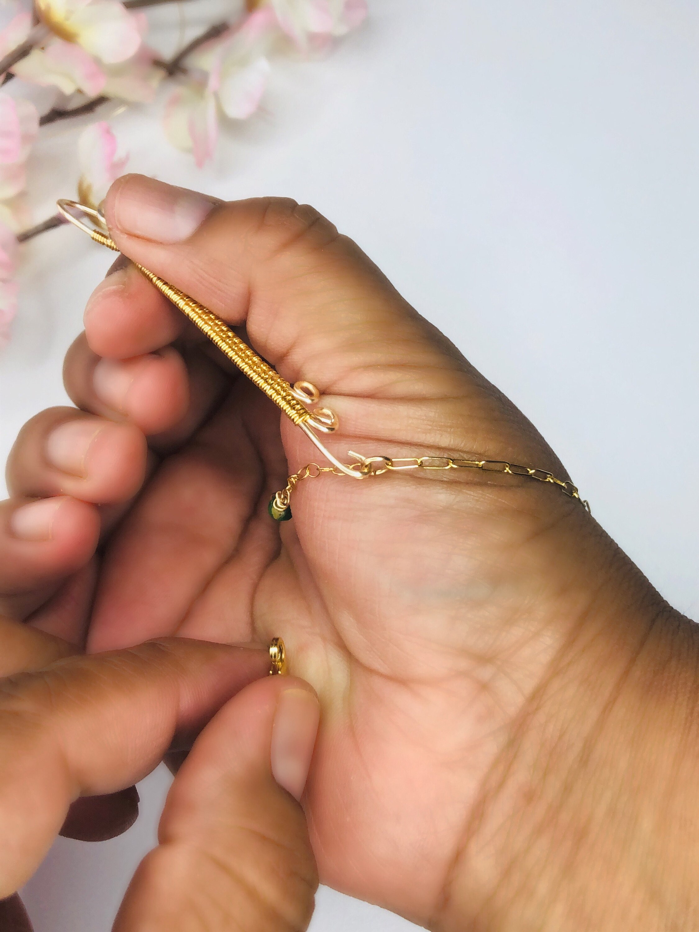 Tool to easily attach bracelets - bracelet fastener- assistant bracelet holder - fastening bracelet