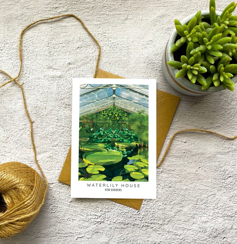 Peut inclure: Une carte postale illustrant la Waterlily House des Jardins de Kew. La carte postale montre une serre avec un toit en verre et un &eacute;tang rempli de n&eacute;nuphars.