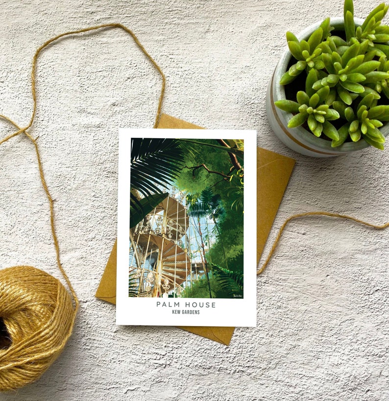 Peut inclure: Une carte postale repr&eacute;sentant une peinture de la Palm House des Jardins de Kew. L'image montre un escalier en colima&ccedil;on &agrave; l'int&eacute;rieur d'une structure en verre entour&eacute;e d'une v&eacute;g&eacute;tation luxuriante.