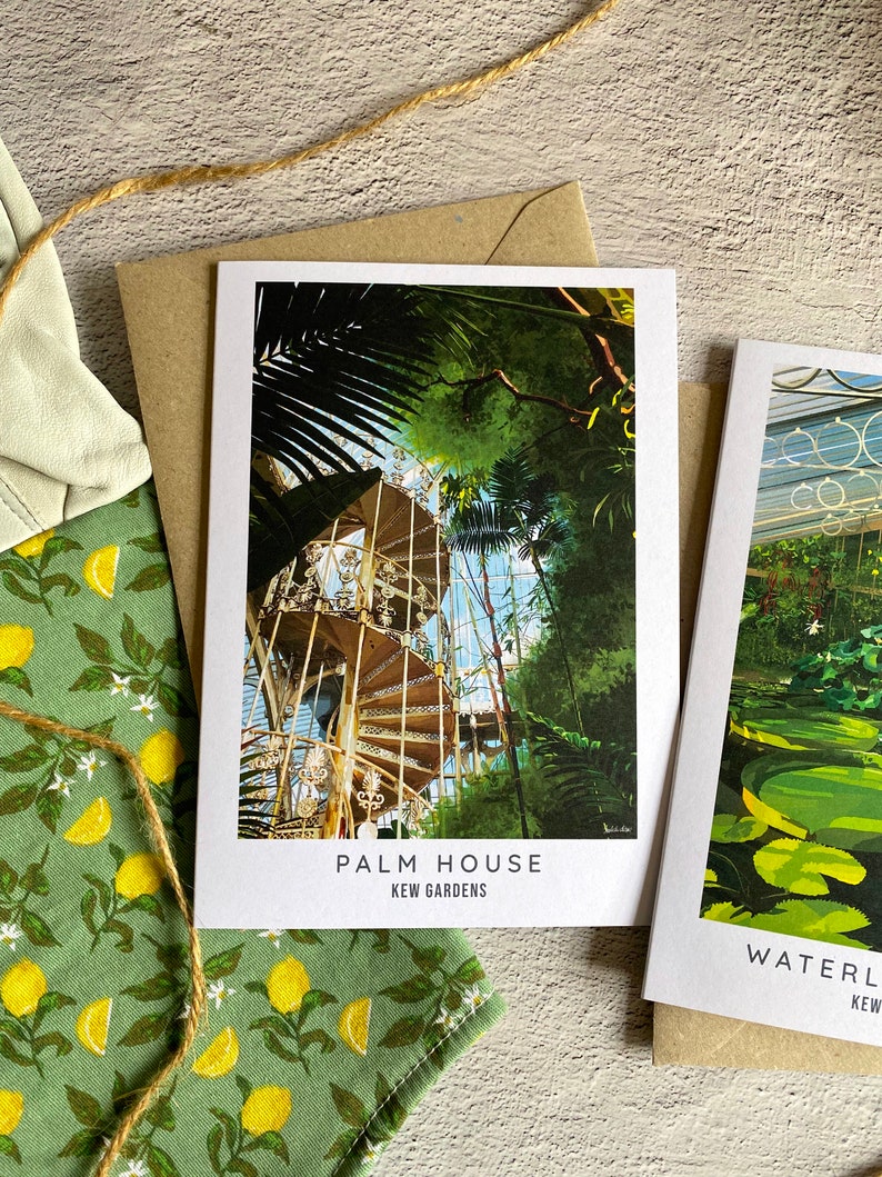 Peut inclure: Une carte postale repr&eacute;sentant une peinture de la Palm House des Jardins de Kew. L'image montre un escalier en colima&ccedil;on &agrave; l'int&eacute;rieur de la structure en verre avec une v&eacute;g&eacute;tation luxuriante verte qui l'entoure. Le texte "PALM HOUSE" et "KEW GARDENS" est imprim&eacute; sous l'image.