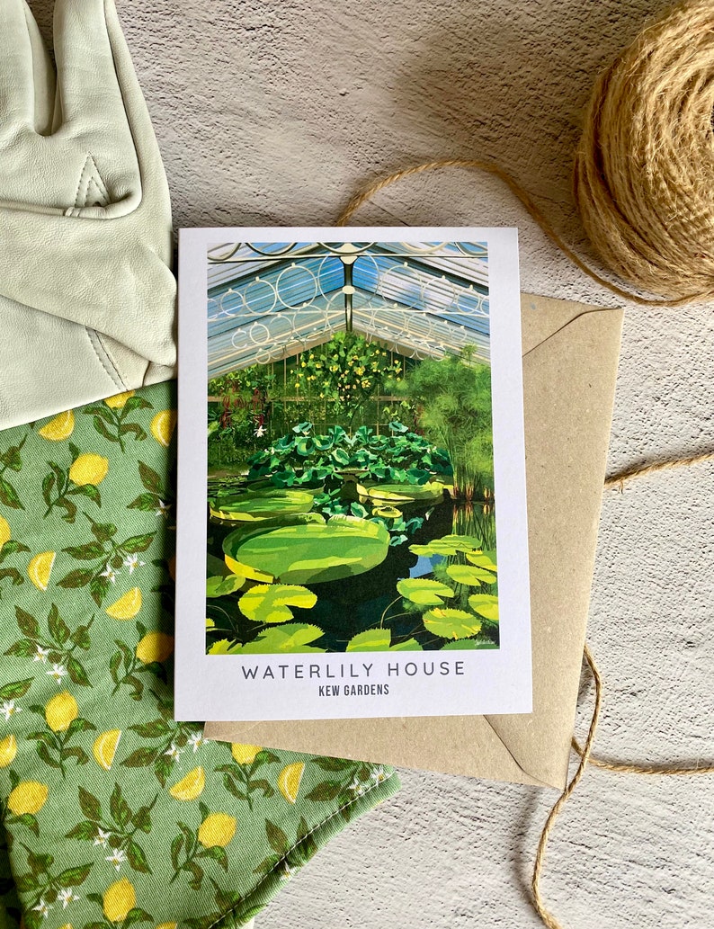 Peut inclure: Une carte blanche avec une photo d'une serre avec un &eacute;tang et des n&eacute;nuphars. Le texte sur la carte est "Waterlily House Kew Gardens".