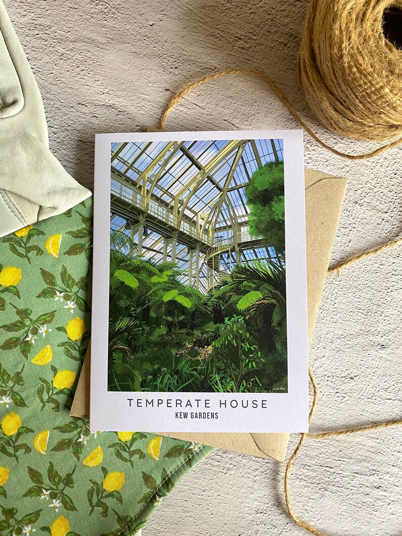 Peut inclure: Une carte blanche avec une photo de la Serre temp&eacute;r&eacute;e des Jardins de Kew. La photo montre une grande serre en verre avec des plantes vertes luxuriantes &agrave; l'int&eacute;rieur. Le texte "TEMPERATE HOUSE" et "KEW GARDENS" est imprim&eacute; sur la carte.