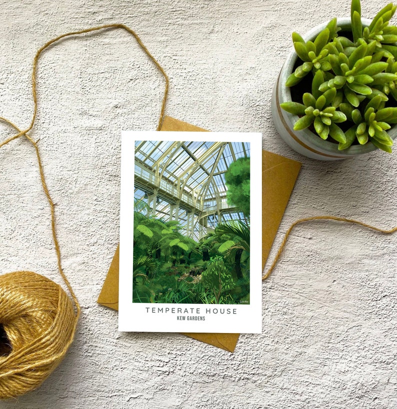 Peut inclure: Une carte postale repr&eacute;sentant une peinture de la Temperate House des Jardins de Kew. La peinture montre une grande serre en verre remplie de plantes vertes luxuriantes.