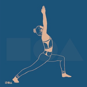 Puede incluir: Ilustración de una persona en una postura de yoga, con un brazo levantado y la otra pierna extendida. La figura está en una postura de guerrero, usando un sujetador deportivo y leggings. El fondo es azul liso con formas geométricas.