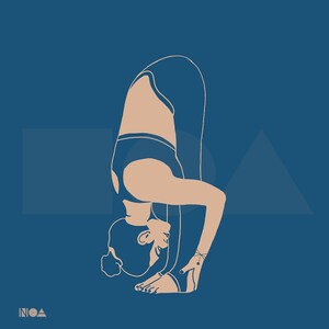 Puede incluir: Ilustración minimalista de una persona en una postura de yoga, inclinada hacia adelante. La figura está vestida con un atuendo azul oscuro con un tono de piel beige, sobre un fondo azul oscuro con formas geométricas.