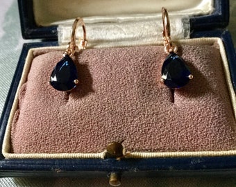 BLUE SAPPHIRE DROP Pendientes vintage chapados en oro- Elegante joya de diseño vintage- Briolette Blue Sapphire Drop- Vintage de Francia