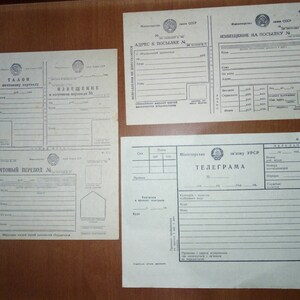 Può includere: Quattro moduli sovietici d'epoca vintage per l'invio di posta, tra cui un telegramma, un vaglia postale, un avviso di spedizione e un'etichetta di indirizzo. I moduli presentano lo stemma sovietico e sono stampati in cirillico.
