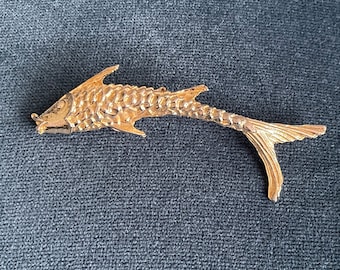 Gold tone detailed fish vintage brooch