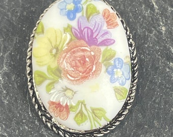 Lovely little tiny oval vintage floral brooch set with silver edging