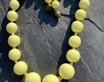 Yellow beaded vintage necklace with graduated round beads with screw clasp - almost Neon