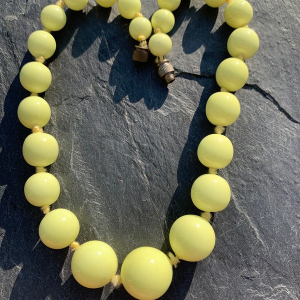 Yellow beaded vintage necklace with graduated round beads with screw clasp - almost Neon