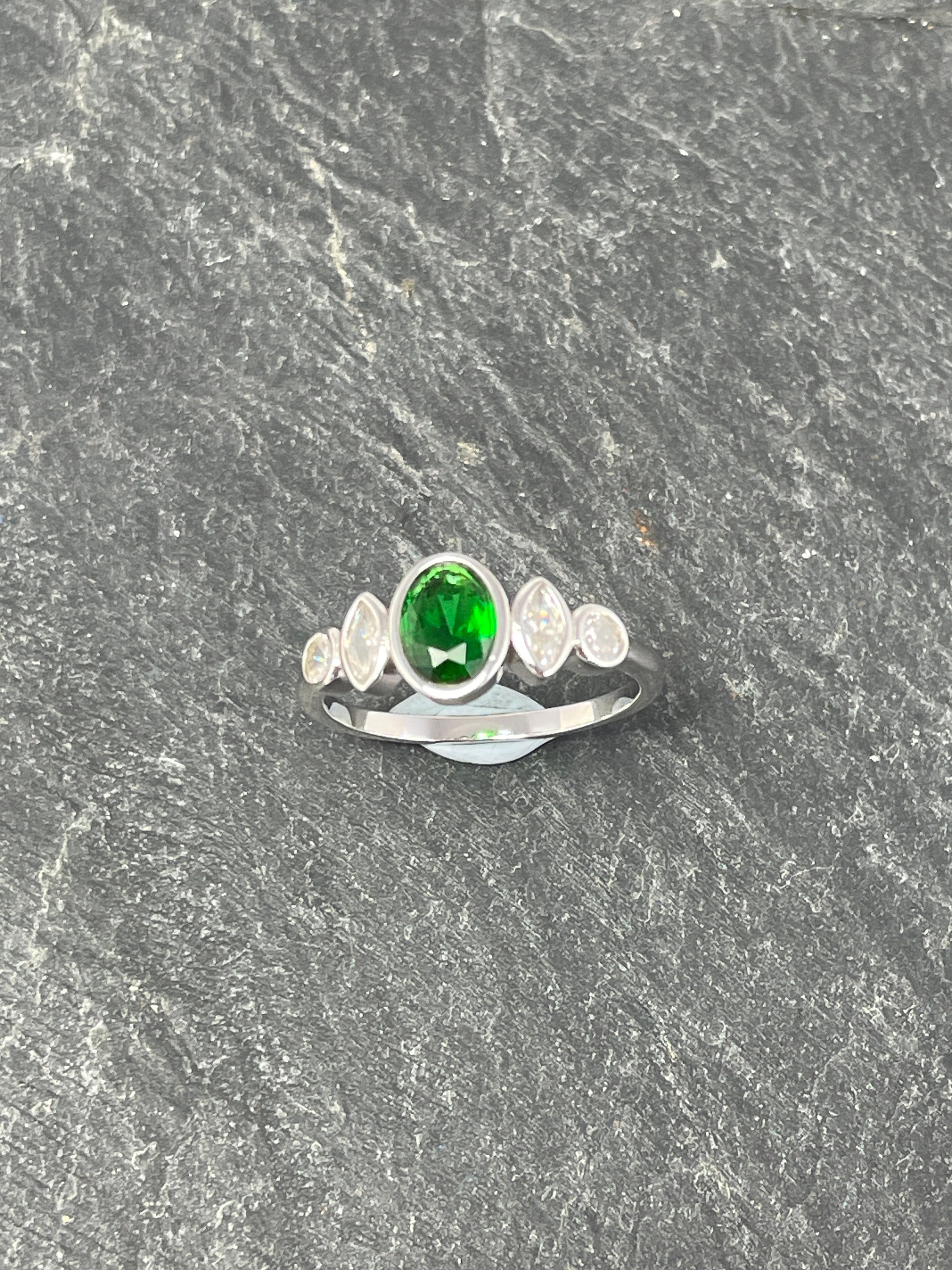 Borgarz inc Vintage Silberring signiert S925 BZ besetzt mit ovalem grunem Glasstein und klaren Glassteinen sehr fein Etsy