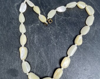 Mother of Pearl oval beaded vintage necklace