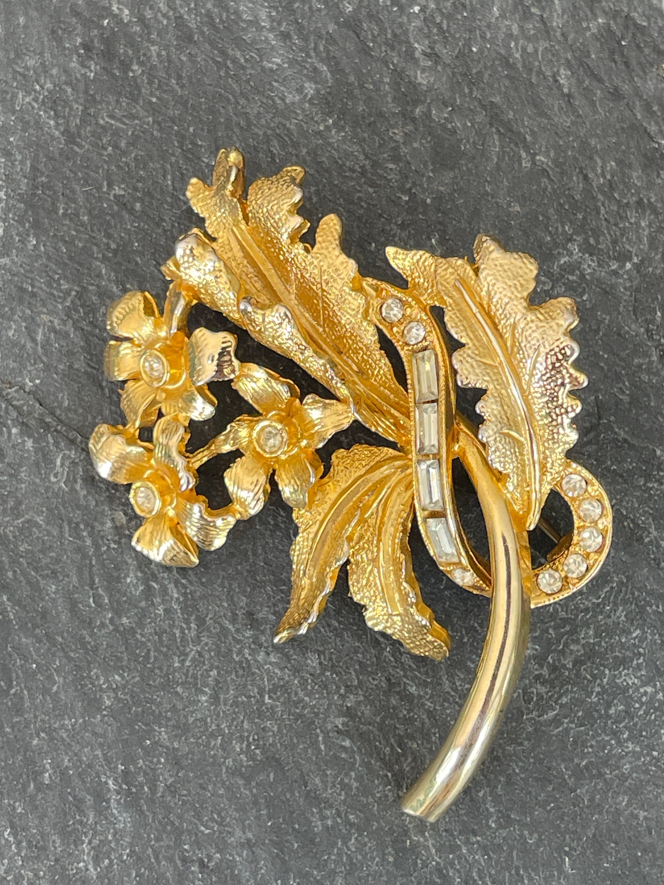 Exquisite Signed Gold Tone Vintage Brooch Set With Little Exquisite Signed Gold Tone Vintage Brooch Set With Little