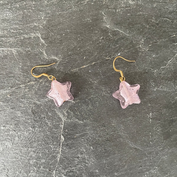 Boucles d'oreilles en verre étoile rose avec attaches dorées pour oreilles percées