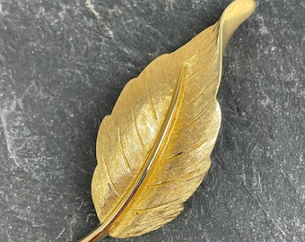 Avon signed leaf brooch made with gold tone metal