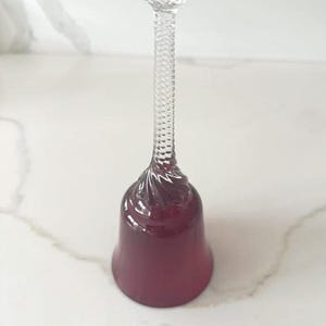 Campana de cristal rojo estilo bohemio, asa transparente retorcida, cristal rubí vintage de los años 60.