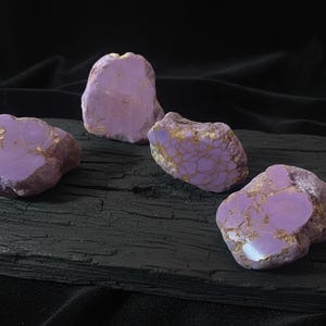 Pietre di fosfosiderite grezze con superficie lucida - Magico color lavanda-viola