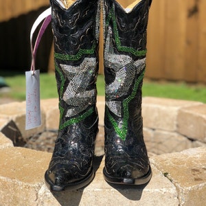 Custom Sport Team Cowboy Boots ingelegd met Swarovski-kristallen of glaskristallen. ALLEEN ONTWERPBEWIJS. Er worden geen laarzen gekocht.