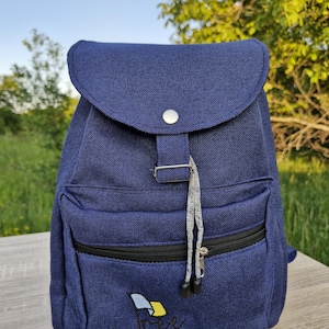 Stylischer Rucksack zum Gassi gehen. Blau mit einem Druck einer blauen und gelben Flagge