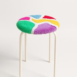 Tabouret capitonné coloré orné de dopamine, cadeau fait main pour femme, tabouret moelleux, mobilier bohème pour couloir, salon et décoration d'espace créatif.