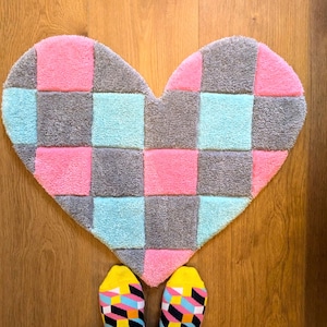 Heart-shaped check rug, birthday gift. Soft decorative rug. Pastel colored rug. Living room rug. Home design decoration.