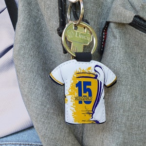 Llavero del Madrid personalizado con nombre y número con forma de camiseta de futbol regalo ideal para fanáticos del Real