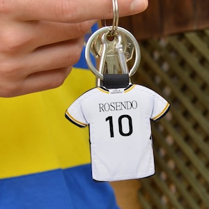 Llavero del Madrid personalizado con nombre y número con forma de camiseta de futbol regalo ideal para fanáticos del Real
