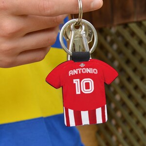 Llavero del Athletic personalizado con nombre y número con forma de camiseta de futbol regalo ideal para fanáticos del Bilbao