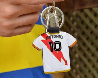 Llavero del Rayo Vallecano personalizado con nombre y número con forma de camiseta de futbol regalo ideal para fanáticos del Rayo Vallecano