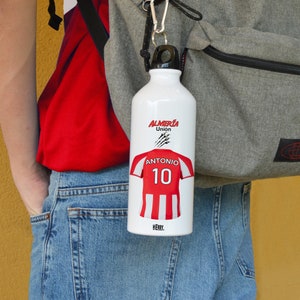 Botella de agua de Almería personalizada con nombre equipo de futbol y número bidón de aluminio para niños ideal llevar al colegio 600 ml