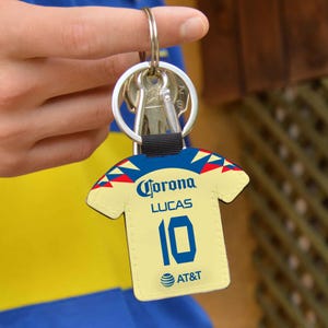 Llavero de Las Americas personalizado con nombre y número con forma de camiseta de fútbol regalo ideal para fanáticos