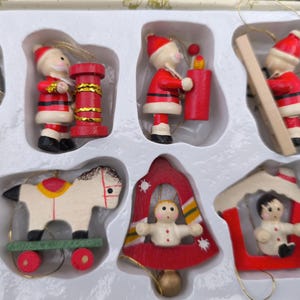 Adornos navideños vintage en miniatura de madera - Alemania Occidental, juego de 8, Papá Noel, Ángel