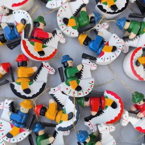 Soldados y ángeles en miniatura (juego de 33), adornos navideños de madera alemanes vintage