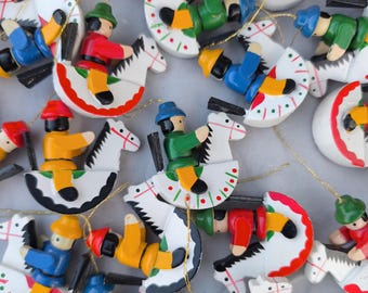 Soldados y ángeles en miniatura (juego de 33), adornos navideños de madera alemanes vintage