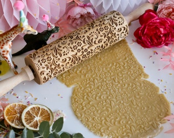 Rolo de massa com duas estampas florais