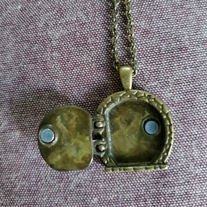 Hobbit Hole Locket Gartentor Locket Fairy Tür-Locket Antik | Etsy