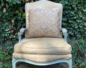 Vintage kussen Fortuny Farnese met een vintage bal trim