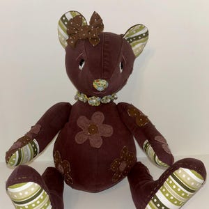 Osito de peluche de mezclilla con apliques florales hecho con materiales reciclados